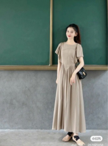 Tuy nhiên lý do chính vẫn là do style ăn mặc của Đan Đan. Mỗi ngày lên lớp, cô giáo này đều diện một trang phục khác nhau.