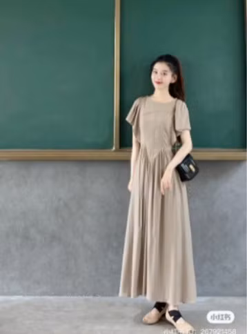 Tuy nhiên lý do chính vẫn là do style ăn mặc của Đan Đan. Mỗi ngày lên lớp, cô giáo này đều diện một trang phục khác nhau.