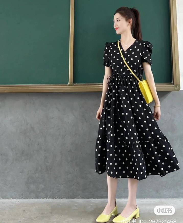 Dù trong bộ đồ nào, cô giáo cũng giữ được sự trẻ trung cũng như lịch sự khi đi dạy.