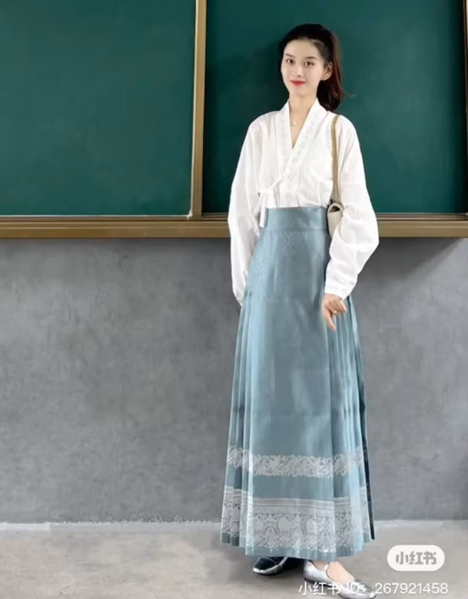 Trước những ồn ào, cô Đan Đan từng nhiều lần lên tiếng đáp trả. Cô cho hay mình là cô giáo nhưng đồng thời cũng là người yêu thích thời trang.