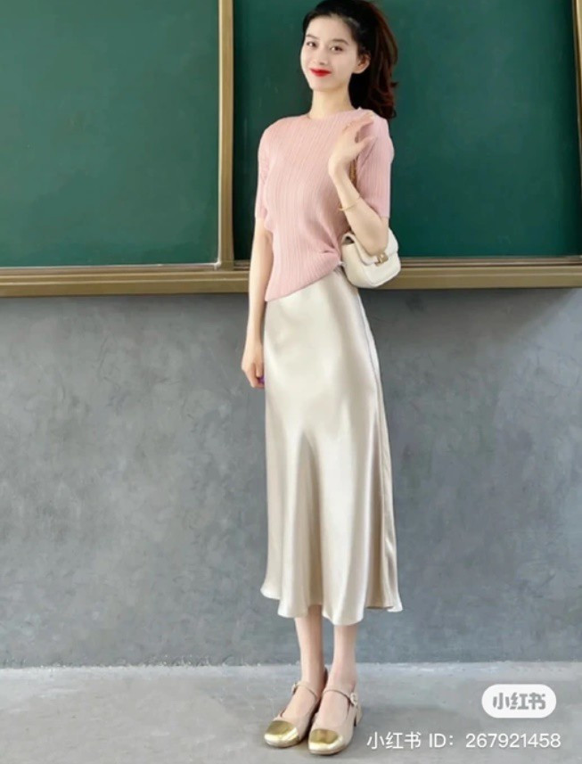 Một bộ phận netizen cho rằng việc giáo viên quá chăm chút chuyện ăn mặc cũng như làm blog khoe style là thiếu chuyên nghiệp, dễ gây ảnh hưởng đến học sinh.