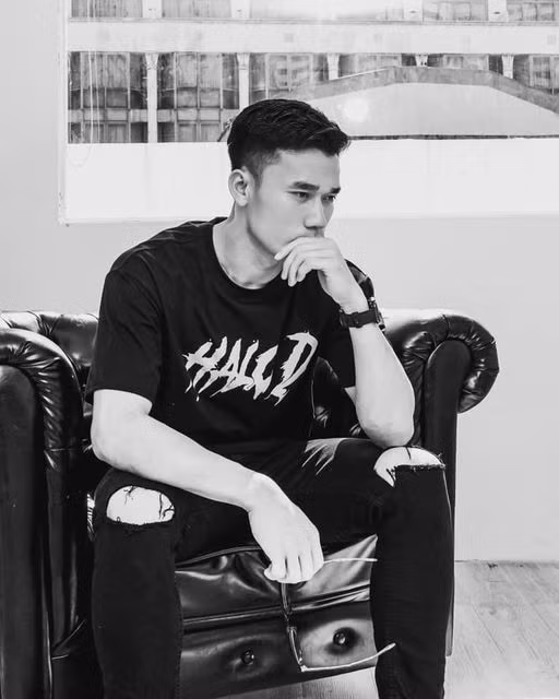 Bùi Tiến Dũng của hiện nay thời trang và chẳng kém cạnh gì những người mẫu ảnh chuyên nghiệp.