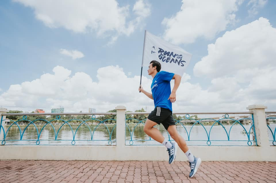 Bên cạnh đó, thủ môn gốc Thanh Hóa này cũng không ngần ngại khoe những bức ảnh làm KOLs cho những nhãn hàng thời trang hay chiến dịch quảng bá sản phẩm...