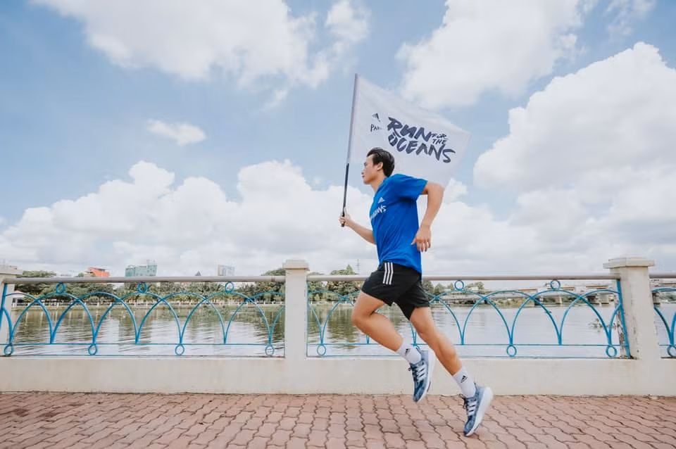 Bên cạnh đó, thủ môn gốc Thanh Hóa này cũng không ngần ngại khoe những bức ảnh làm KOLs cho những nhãn hàng thời trang hay chiến dịch quảng bá sản phẩm...