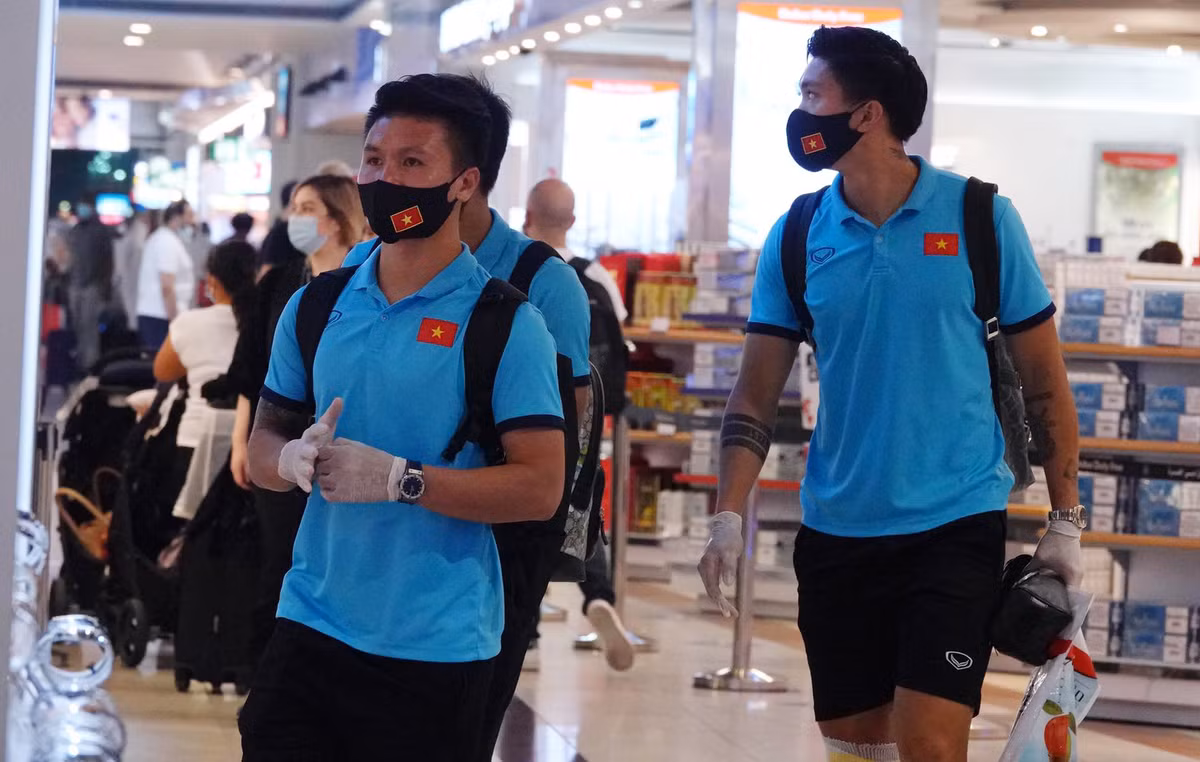 Sau khi giành tấm vé vào vòng loại cuối cùng World Cup 2022 khu vực châu Á, đội tuyển Việt Nam đã về nước vào trưa ngày 17/6. Để đạt được thành tích tốt như thế, các cầu thủ lẫn BHL đều nhận được sự ủng hộ tinh thần từ đông đảo fan hâm mộ bóng đá Việt Nam. Đặc biệt thủ môn Bùi Tấn Trường cũng thể hiện rất xuất sắc trong 3 trận đấu.