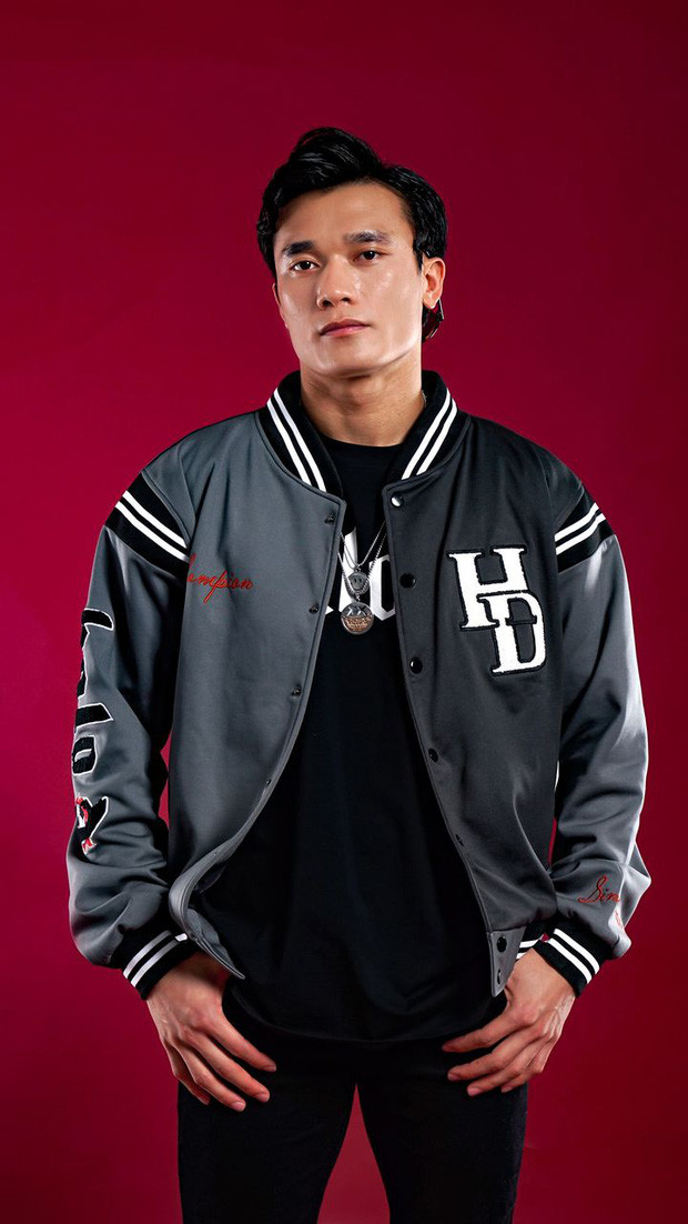 Việc bị coi là thờ ơ của Bùi Tiến Dũng đã bị một số cổ động viên quá khích lên tiếng chỉ trích và cho rằng: "Con ghẻ của đôi tuyển Việt Nam", "bận bán áo" hay "không có cửa lên đội tuyển"...