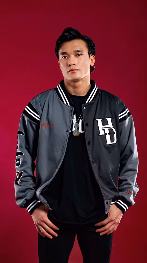 Việc bị coi là thờ ơ của Bùi Tiến Dũng đã bị một số cổ động viên quá khích lên tiếng chỉ trích và cho rằng: "Con ghẻ của đôi tuyển Việt Nam", "bận bán áo" hay "không có cửa lên đội tuyển"...