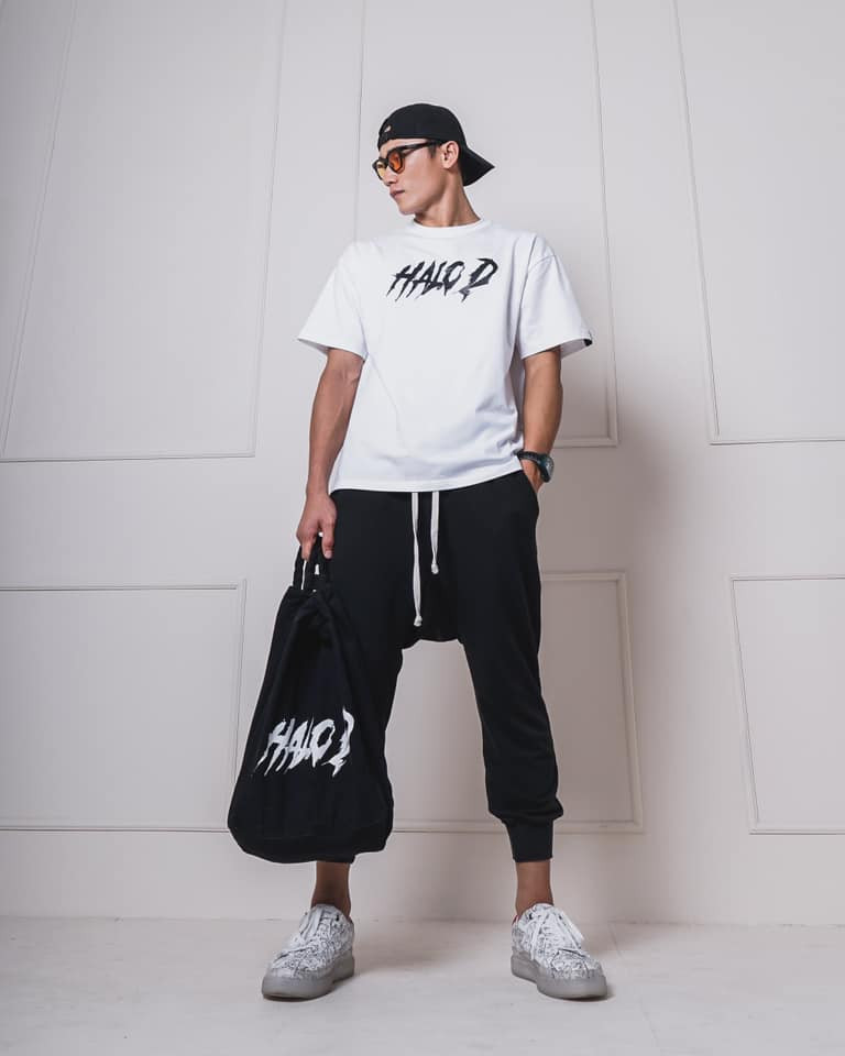 Bên cạnh việc nhận quảng cáo, trên dòng story của mình, Tiến Dũng cũng thường xuyên khoe những khoảnh khắc ngọt ngào bên cô bạn gái là mẫu ảnh Tây.