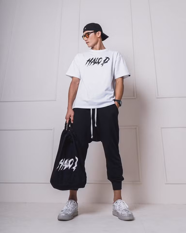 Bên cạnh việc nhận quảng cáo, trên dòng story của mình, Tiến Dũng cũng thường xuyên khoe những khoảnh khắc ngọt ngào bên cô bạn gái là mẫu ảnh Tây.