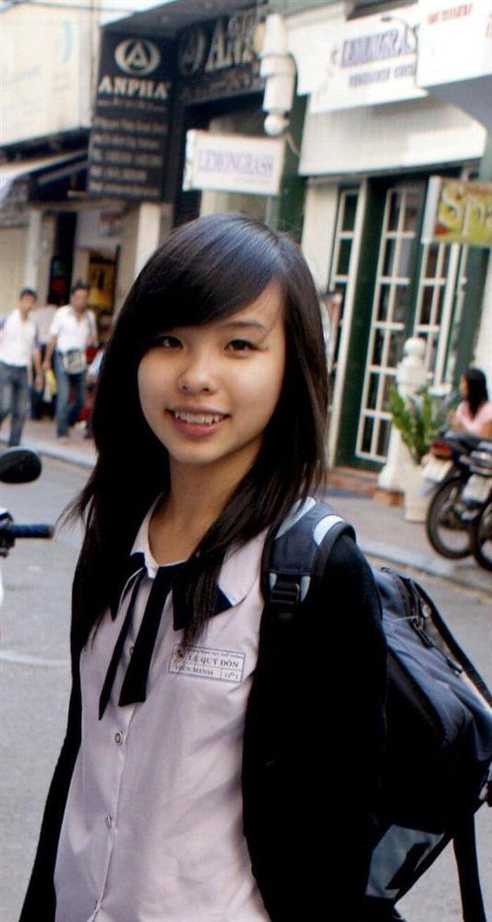 Mới đây, nhiều dân mạng đã khá bất ngờ trước hình ảnh của Viên Minh khi còn đang là học sinh. Bà xã Công Phượng diện bộ đồng phục giản đơn, gây ấn tượng bằng nụ cười xinh xắn.