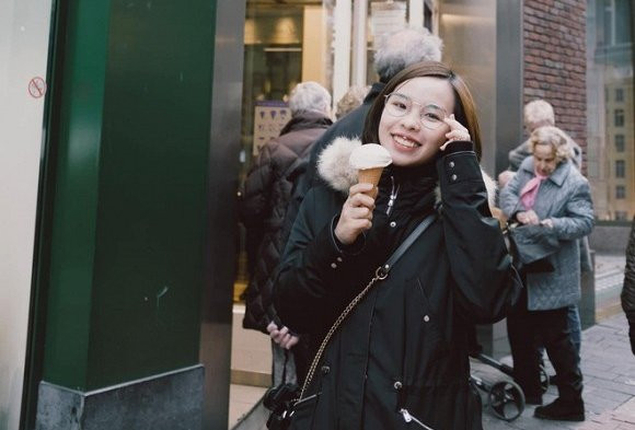 Cộng đồng mạng còn tinh ý "soi" ra phù hiệu trên áo Viên Minh và khá bất ngờ trước ngôi trường mà cô nàng từng theo học. Trường THPT Lê Quý Đôn (Q.3) vốn là ngôi trường có bề dày lịch sử, văn hóa tại TP.HCM.