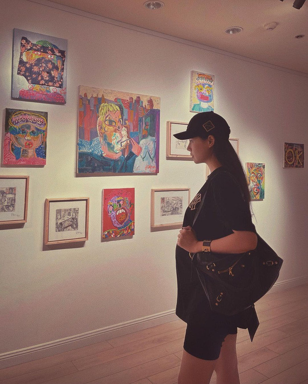 Bên cạnh chia sẻ những bức ảnh, Phanh Lee cũng không quên viết caption dễ thương nhắn gửi con gái: "Mẹ hay đưa em đi xem tranh để sau này mong là em sẽ thích vẽ nhưng đừng lười giống mẹ là được".