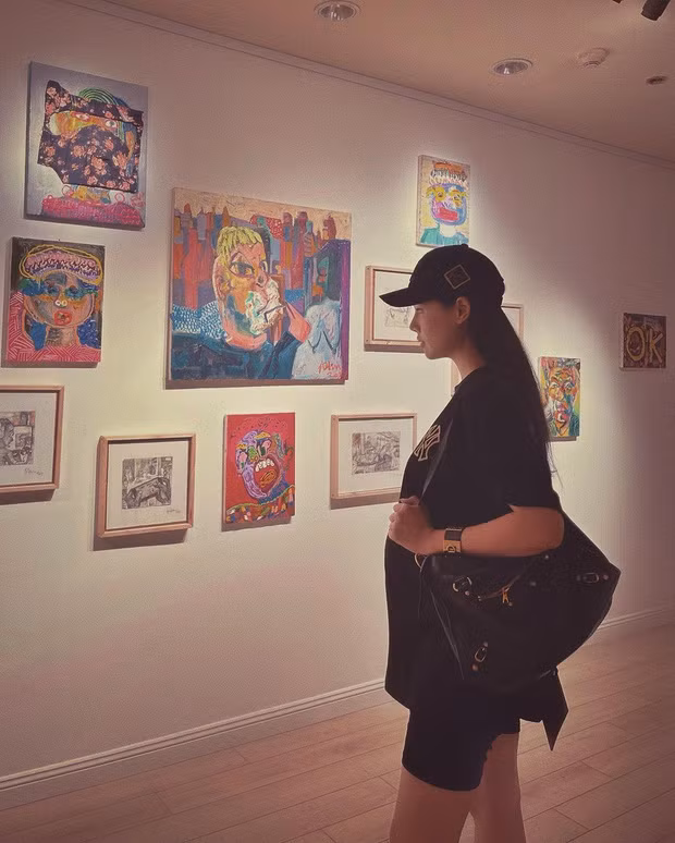 Bên cạnh chia sẻ những bức ảnh, Phanh Lee cũng không quên viết caption dễ thương nhắn gửi con gái: "Mẹ hay đưa em đi xem tranh để sau này mong là em sẽ thích vẽ nhưng đừng lười giống mẹ là được".