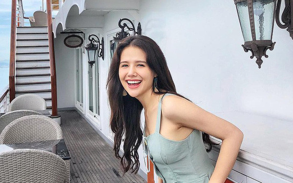 Ngoại trừ bụng bầu ra, trông Phanh Lee chẳng khác bình thường là bao.