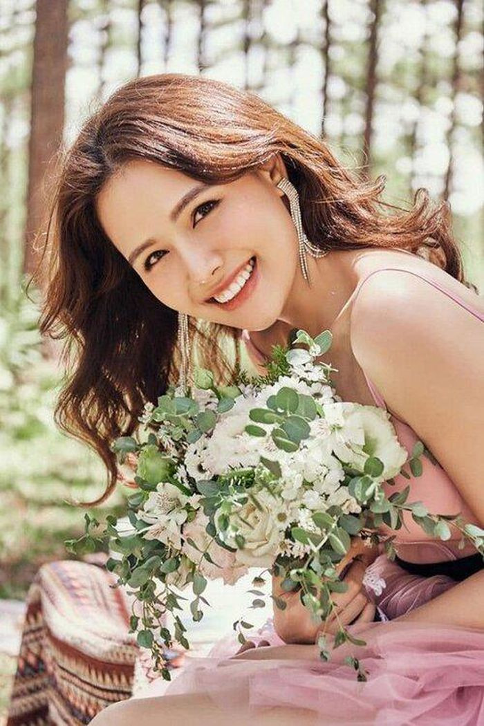 "Vợ thiếu gia Cocobay" thường xuyên đăng ảnh xinh đẹp, khoe nhan sắc và thần thái "đỉnh của chóp".