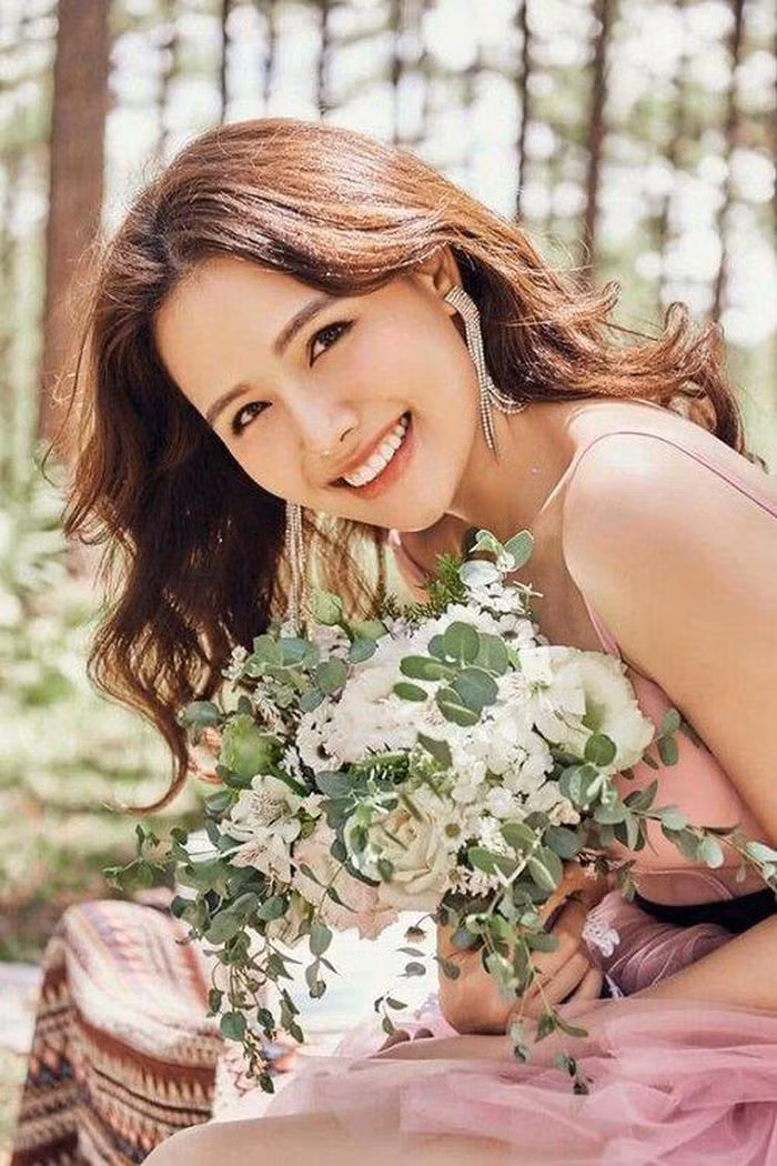 "Vợ thiếu gia Cocobay" thường xuyên đăng ảnh xinh đẹp, khoe nhan sắc và thần thái "đỉnh của chóp".