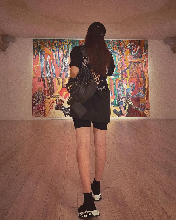 Dù bụng bầu vượt mặt nhưng Phanh Lee trông vẫn cực ngầu khi diện nguyên cây đen từ đầu đến chân.