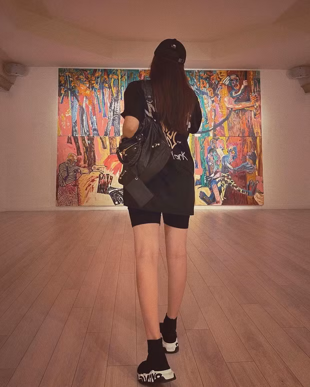 Dù bụng bầu vượt mặt nhưng Phanh Lee trông vẫn cực ngầu khi diện nguyên cây đen từ đầu đến chân.