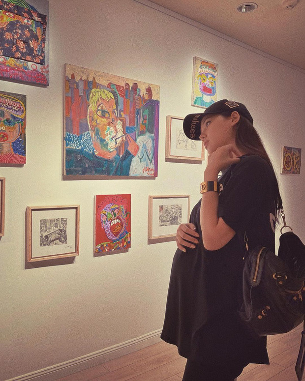 Mới đây, trên trang cá nhân "vợ thiếu gia Cocobay" chia sẻ bức ảnh đi xem triển lãm tranh thu hút sự chú ý của nhiều fan hâm mộ.