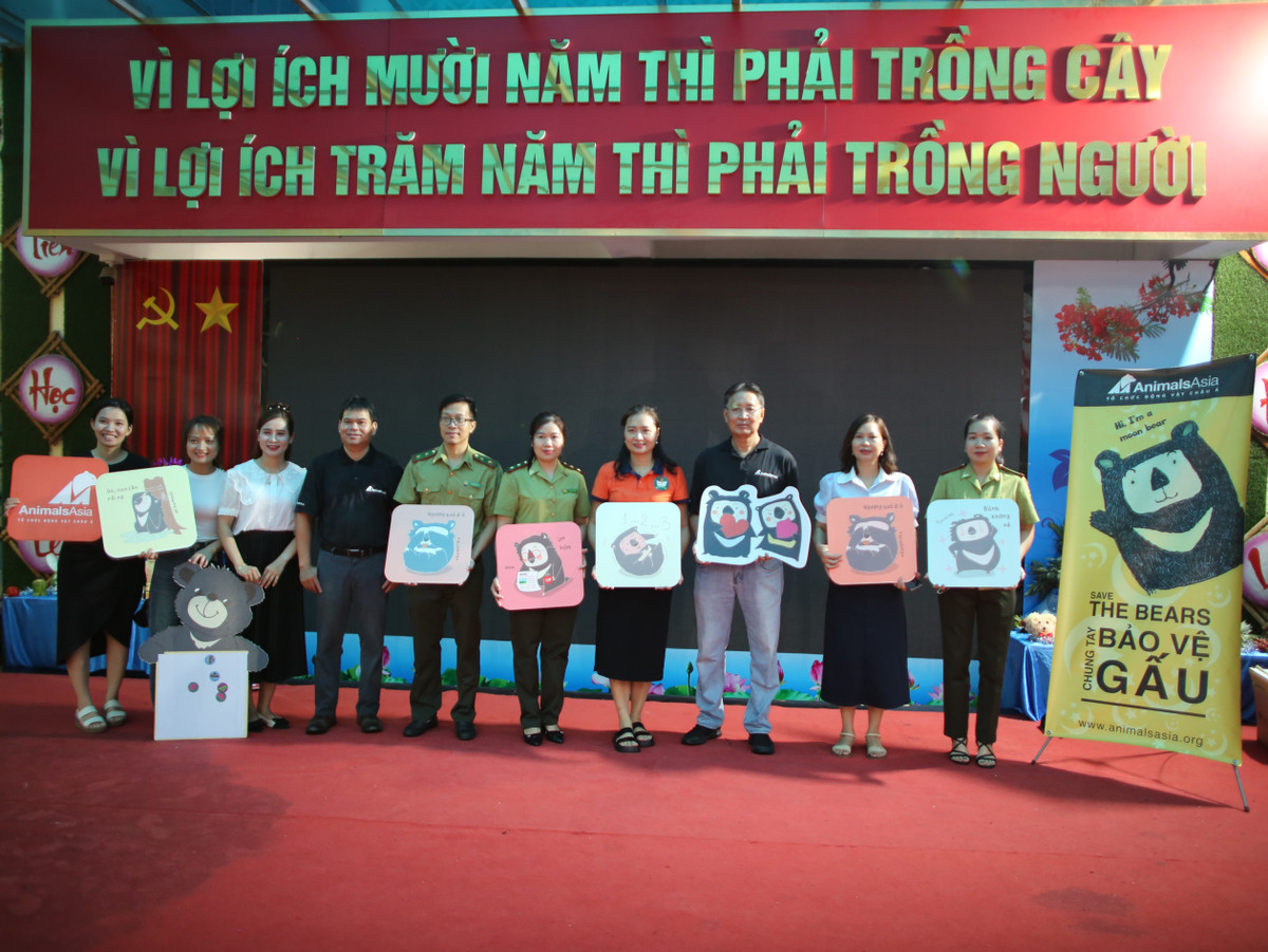 Hoc sinh truong tieu hoc Dan Phuong don Trung thu cung Gau mat trang-Hinh-4