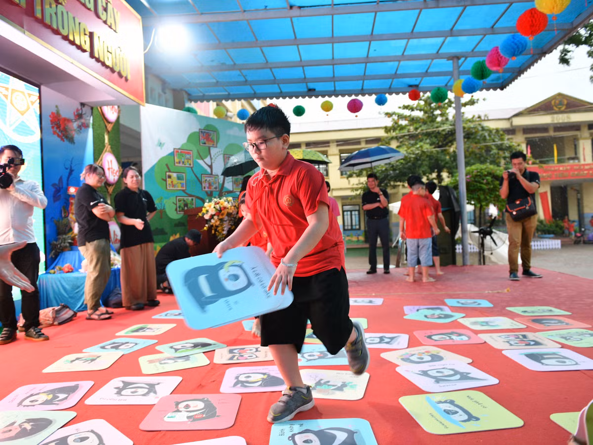 Hoc sinh truong tieu hoc Dan Phuong don Trung thu cung Gau mat trang-Hinh-2