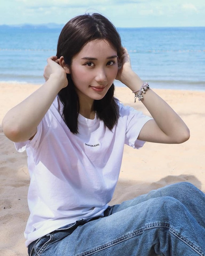 Mới đây, nữ steramer lại khiến mạng xã hội “náo loạn” bởi màn “vén áo khoe eo” gây “sốt”.