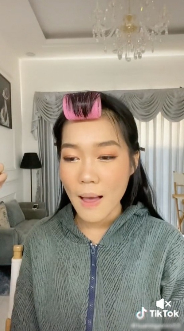 Với mong muốn cắt mái tóc giúp khuôn mặt trông thon gọn hơn, sau khi anh thợ hỗ trợ tư vấn kiểu dáng phù hợp và thay đổi diện mạo thì Lê Thụy cũng rất ưng ý với mái tóc mới này.