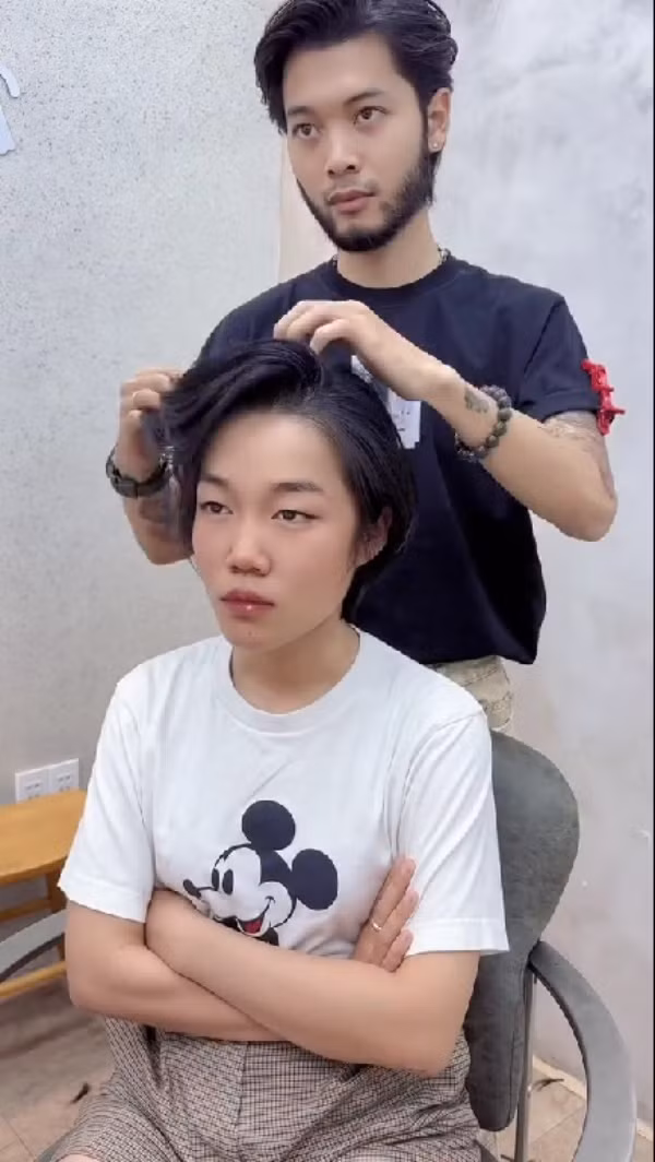 Trước thềm bước sang năm mới, Lê Thụy đã khiến người hâm mộ ngạc nhiên bởi độ cá tính trong mái tóc ngắn.