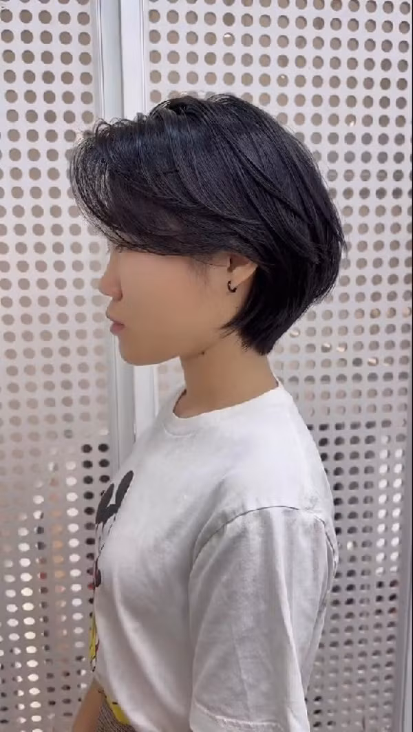 Có vẻ như vì đã quá quen thuộc với một cô nàng đầu tóc không được chỉn chu nên hình ảnh này của Thụy nhận về lượt tương tác lớn.