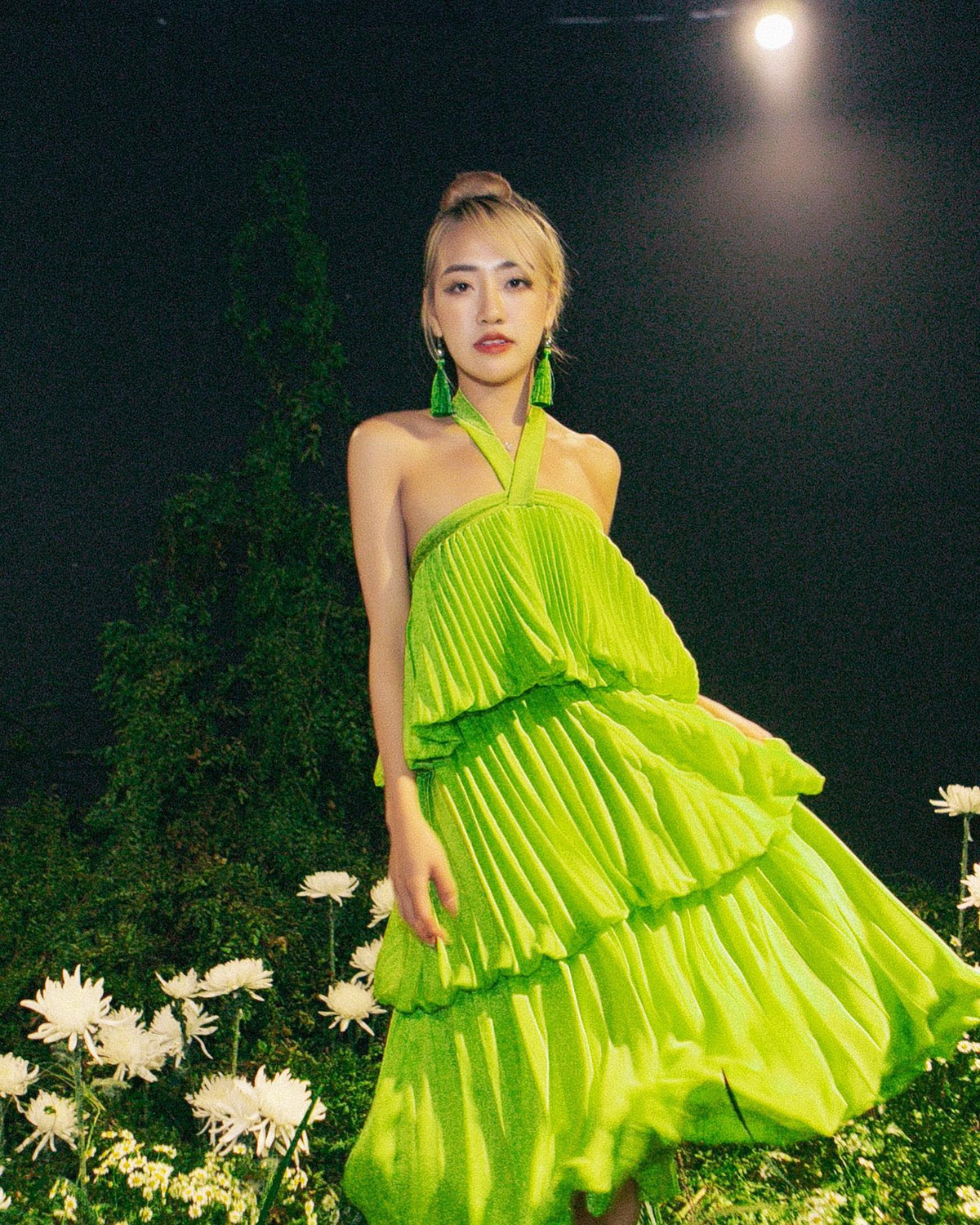 Những bộ cánh được Quỳnh Anh diện đều trở nên vô cùng đặc sắc và thu hút ánh mắt người xem.