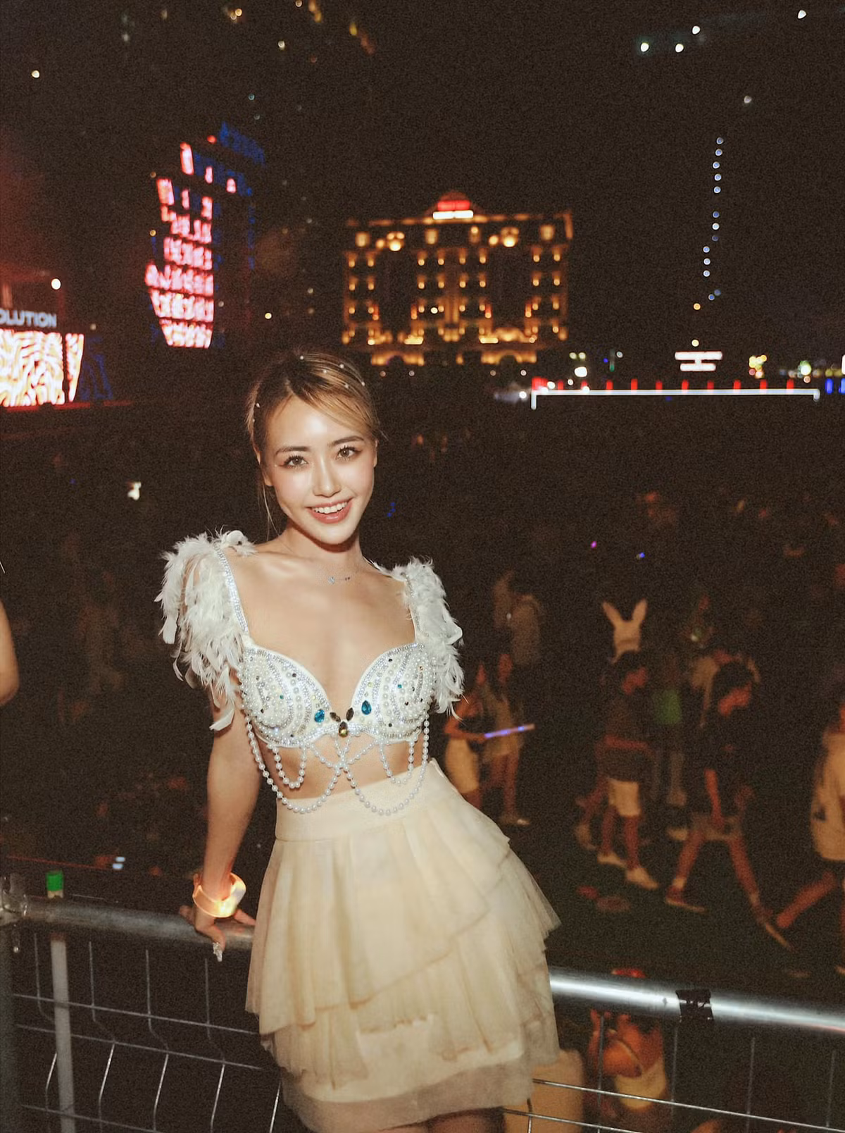 Phoanh Charmmie có tên thật là Vũ Quỳnh Anh được biết tới là một hot girl Hà thành. Không bước chân vào showbiz nhưng cô nàng vẫn khiến nhiều người phải ấn nút theo dõi bởi nhan sắc và vóc dáng của mình.