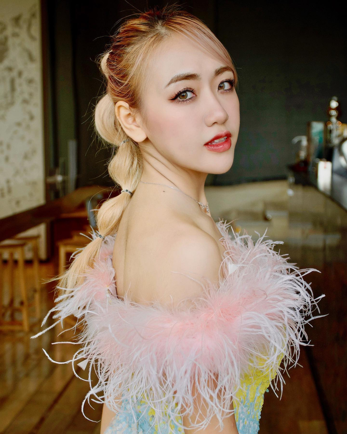 Quay trở lại với bản thân, không giống các nàng hot girl đồng trang lứa bước chân vào showbiz hay trở thành hiện tượng mạng, Phoanh Charmmie chọn đi du học và nuôi dưỡng đam mê với thời trang, makeup bên cạnh việc học tập.