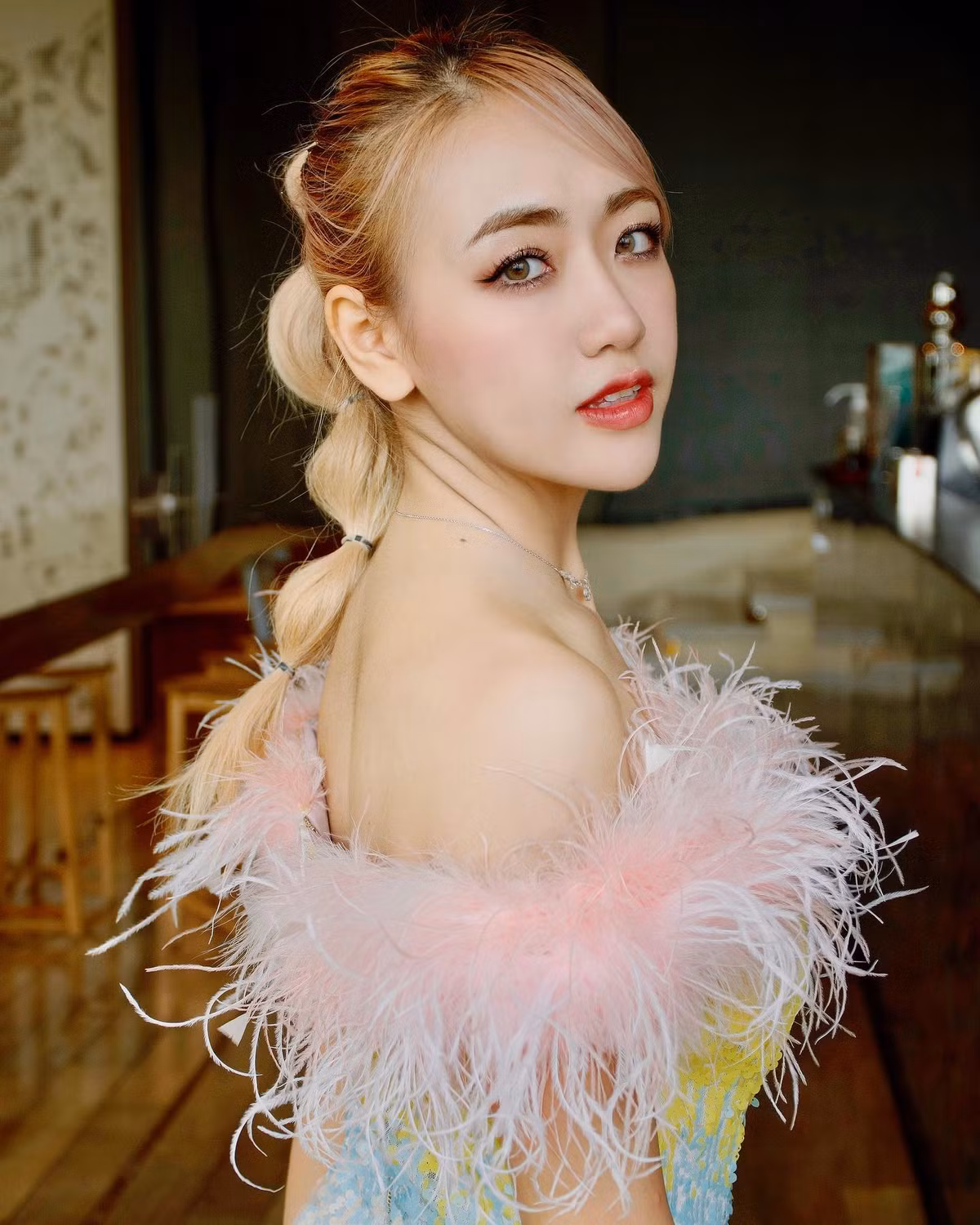 Quay trở lại với bản thân, không giống các nàng hot girl đồng trang lứa bước chân vào showbiz hay trở thành hiện tượng mạng, Phoanh Charmmie chọn đi du học và nuôi dưỡng đam mê với thời trang, makeup bên cạnh việc học tập.