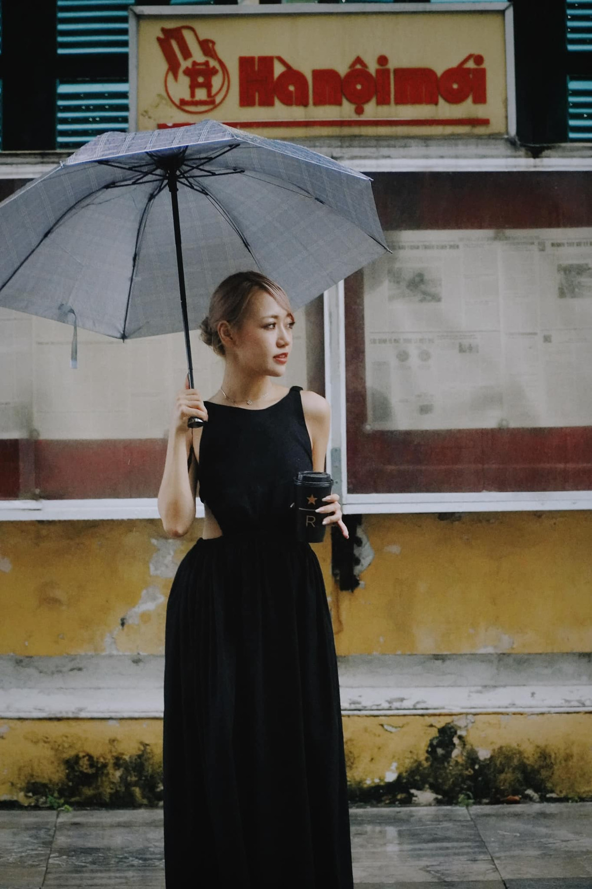 Hình ảnh khoe lưng trần của Quỳnh Anh nhận về lượt tương tác cao từ bạn bè, người hâm mộ. Và, để có thước hình ấn tượng đó, cô nàng đã dành rất nhiều thời gian cho tập luyện, nhận về kết quả xứng đáng.