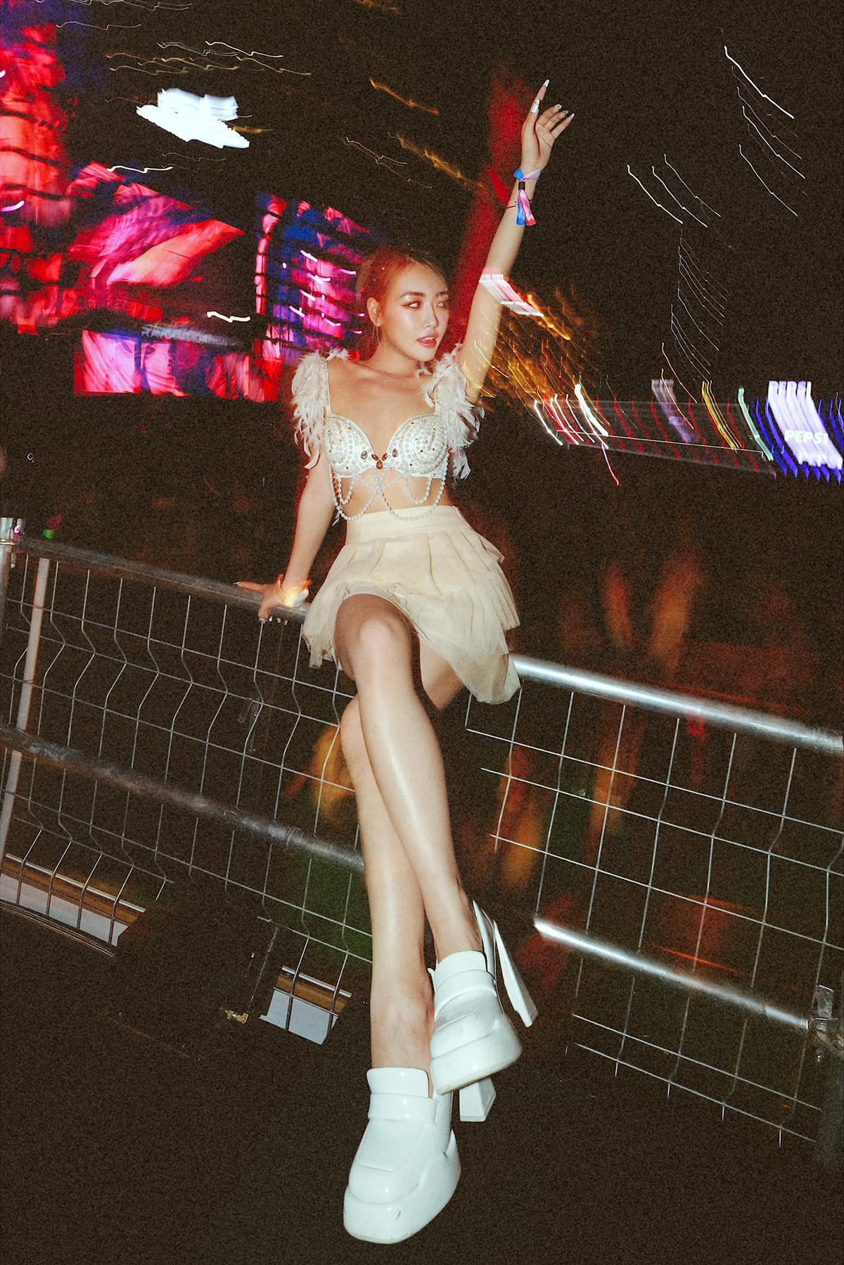 Lên đồ đi "quẩy" Ravolution, Phoanh Charmmie chọn cho mình chiếc chân váy màu kem nhưng điểm nhấn chính là chiếc áo được cực quyến rũ với những phụ kiện "bling bling" bằng hặt cườm và lông nhân tạo.