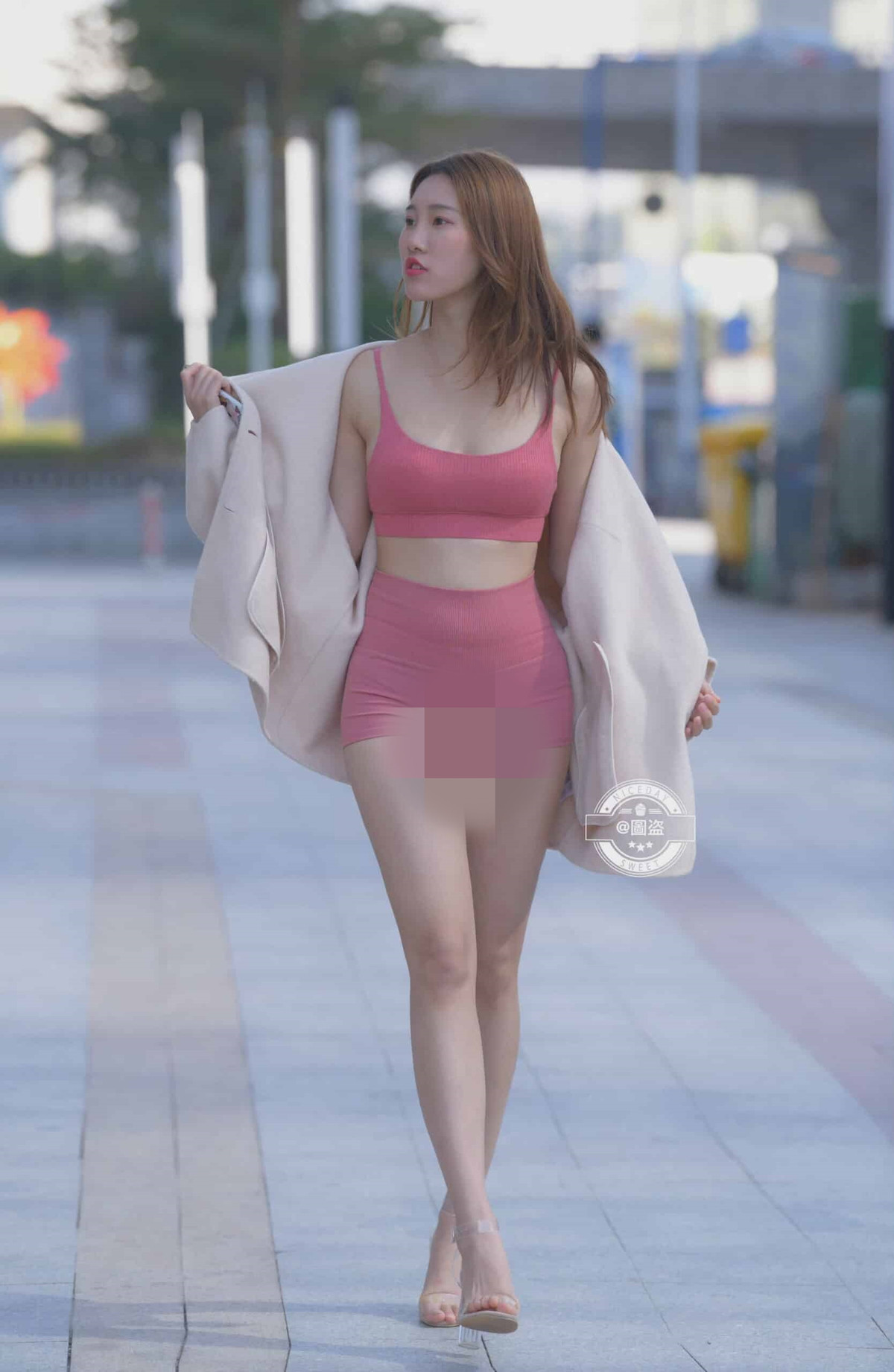 Sự việc sẽ chẳng có gì nếu như bộ cánh trên được mặc đúng nơi. Nhưng đằng này, chiếc quần tập gym của cô nàng lại phản chủ, để lộ vị trí nhạy cảm.