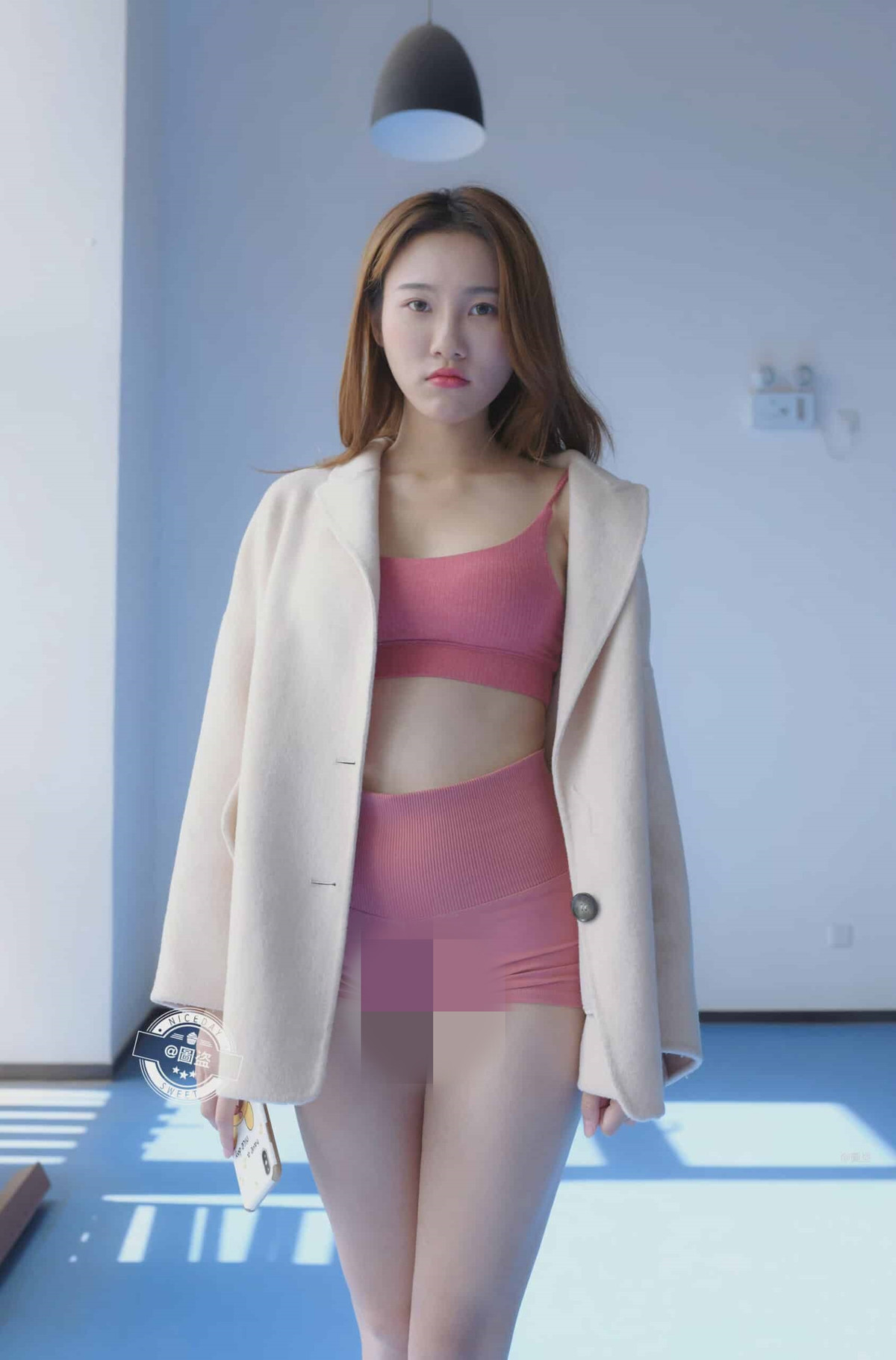 Sau đó dù đã bước vào trong phòng nơi riêng tư nhưng vị trí nhạy cảm của cô nàng vẫn không được che chắn kĩ.