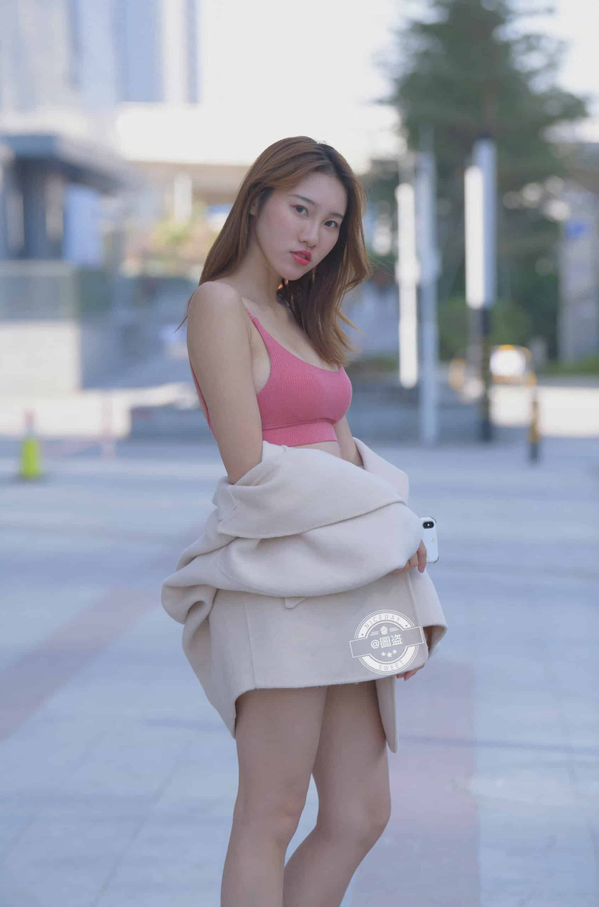 Vẫn chưa rõ ý định thực hiện những bức ảnh trên của cô gái trẻ là gì? Nhưng với việc để lộ vị trí nhạy cảm bởi chiếc quần tập gym giữa nơi phố thì cô bạn đã mất điểm thanh lịch.