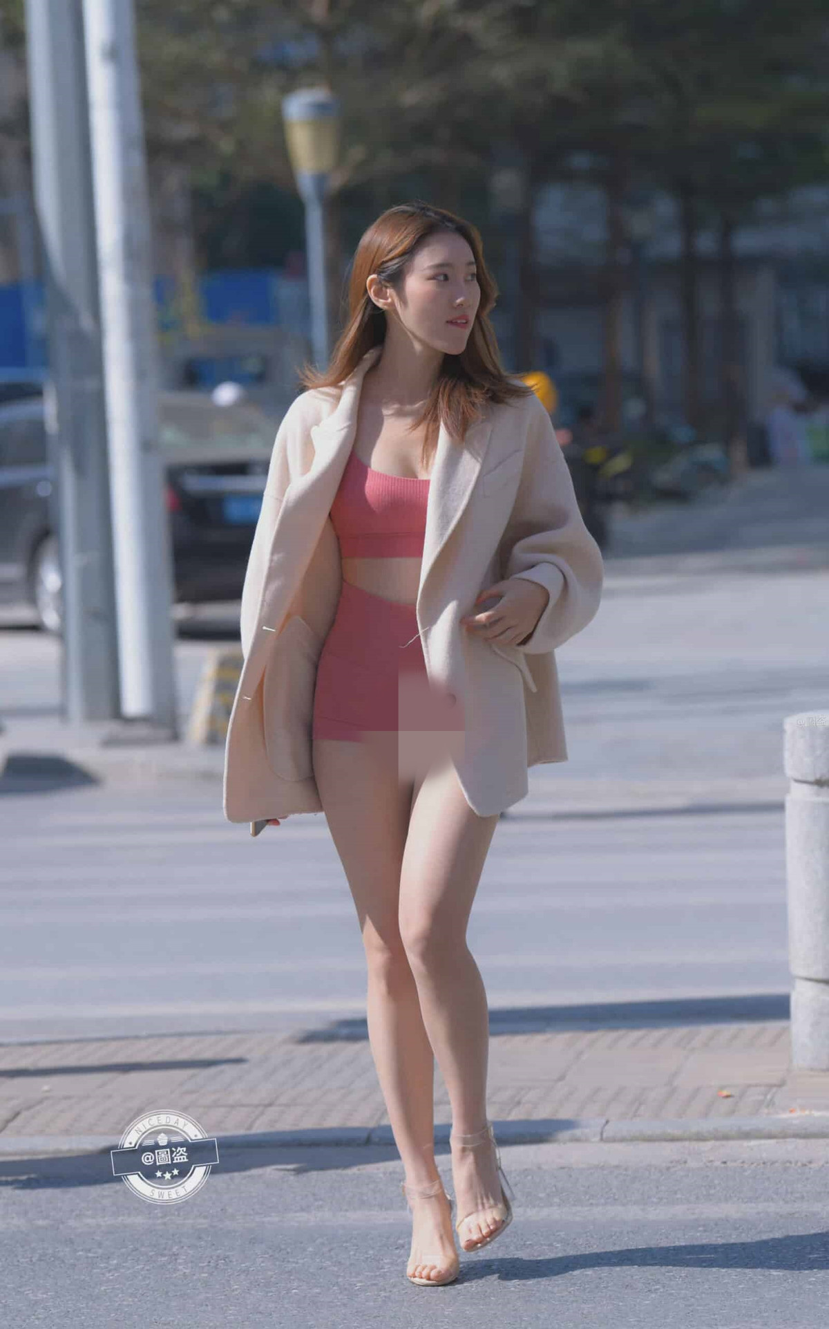 Trong ảnh, cô gái diện bộ đồ tập gym ngắn dành cho mùa hè với chiếc áo croptop hở bụng và chiếc quần bó sát.