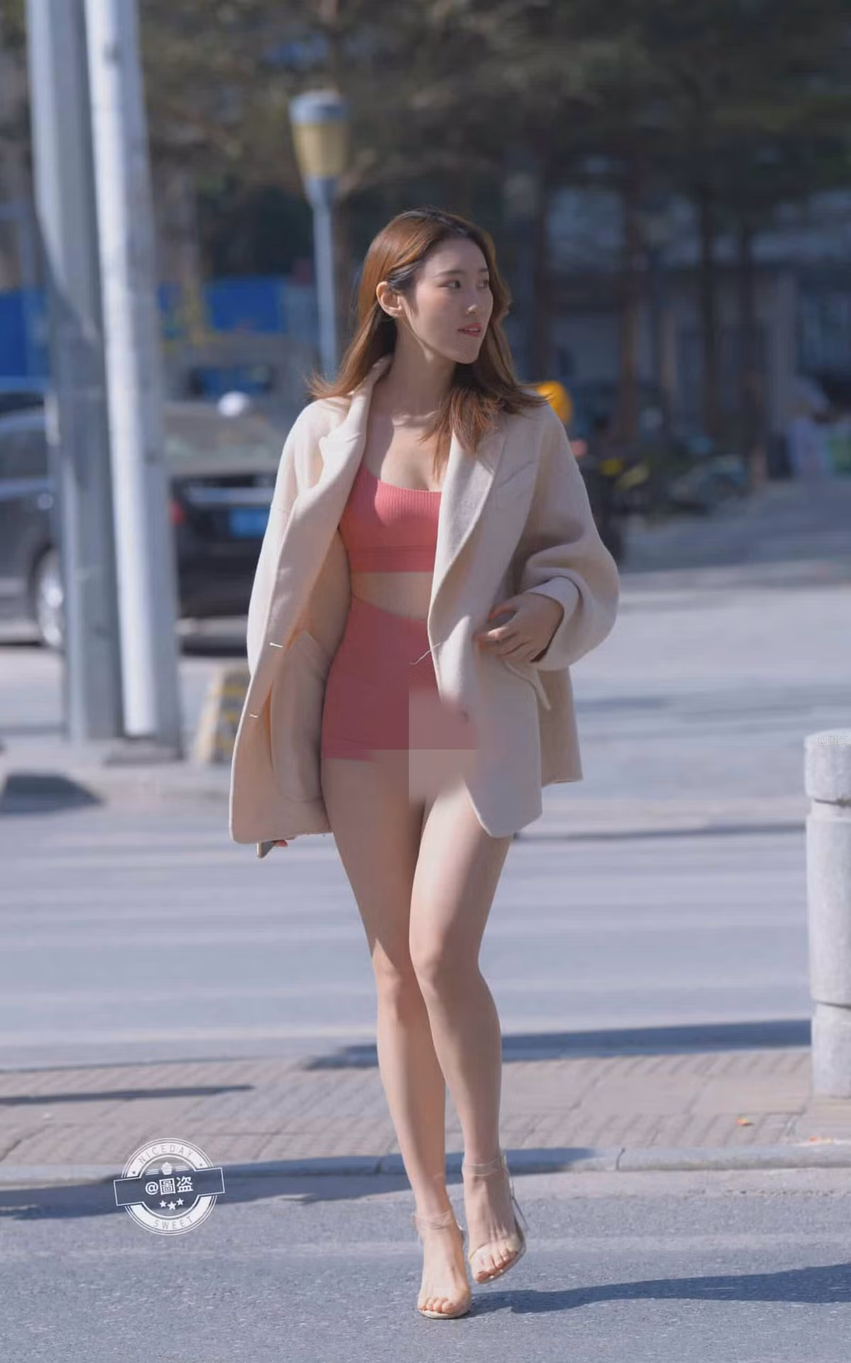 Trong ảnh, cô gái diện bộ đồ tập gym ngắn dành cho mùa hè với chiếc áo croptop hở bụng và chiếc quần bó sát.