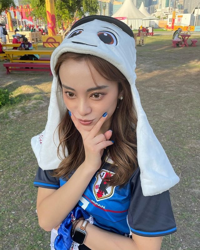 Shono xuất hiện tại SVĐ Khalifa International Stadium hôm 23/11 trong trang phục quần jeans, áo đấu của đội nhà và cầm theo quốc kỳ Nhật Bản.