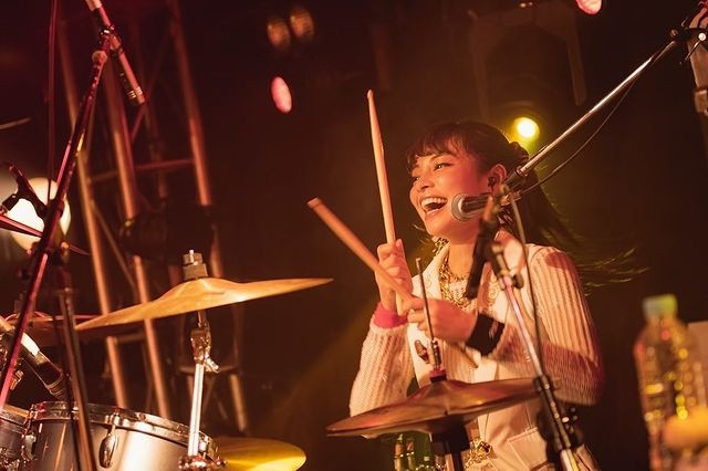 Ngoài Hàn Quốc, Shono cũng nhận được nhiều sự chú ý từ truyền thông Nhật Bản. Ngày 27/11, trang Encount dành nhiều lời có cánh cho cô như "xinh đẹp", "dễ thương" trong một bài viết.