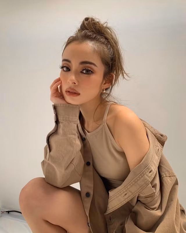 Năm 2013, Shono giành giải nhì trong cuộc thi do Sony Entertainment tổ chức, bộc lộ năng khiếu nghệ thuật. Hiện ngoài là tay trống trong ban nhạc, cô gái 28 tuổi còn hoạt động với tư cách người mẫu, diễn viên.