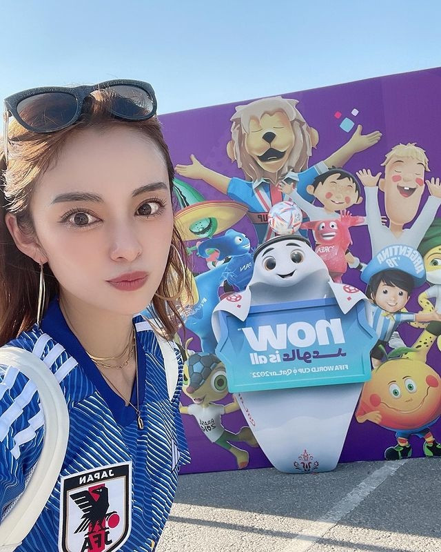 Theo truy tìm của dân mạng, gái xinh được báo Hàn Quốc ca ngợi có tên Shono (28 tuổi), tay trống của ban nhạc Nhật Bản Paradox.