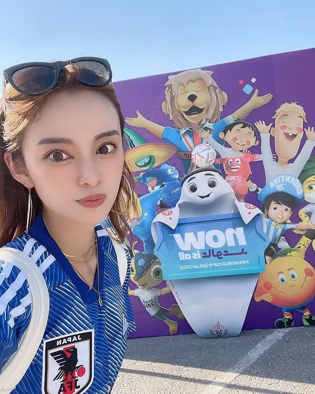 Theo truy tìm của dân mạng, gái xinh được báo Hàn Quốc ca ngợi có tên Shono (28 tuổi), tay trống của ban nhạc Nhật Bản Paradox.