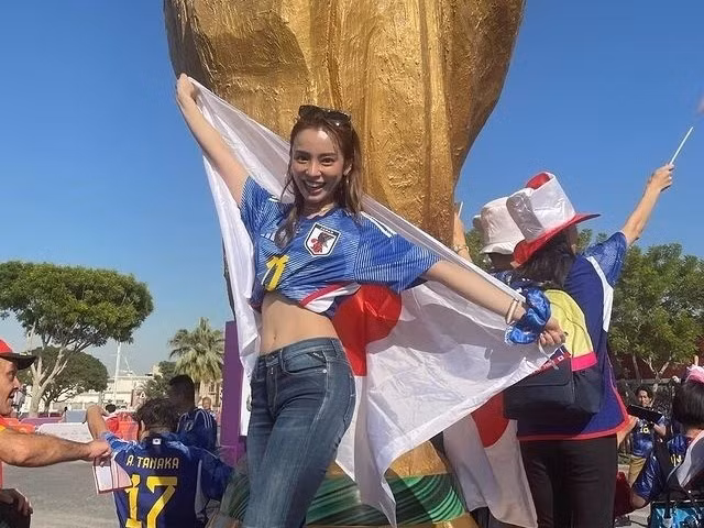 Ở trận ra quân đối đầu Đức của đội tuyển Nhật Bản tại vòng chung kết World Cup 2022, một nữ cổ động viên của các "Samurai xanh" nhiều lần lọt vào ống kính máy quay truyền thông Hàn Quốc, được ca ngợi là "nữ thần World Cup", theo Insight.