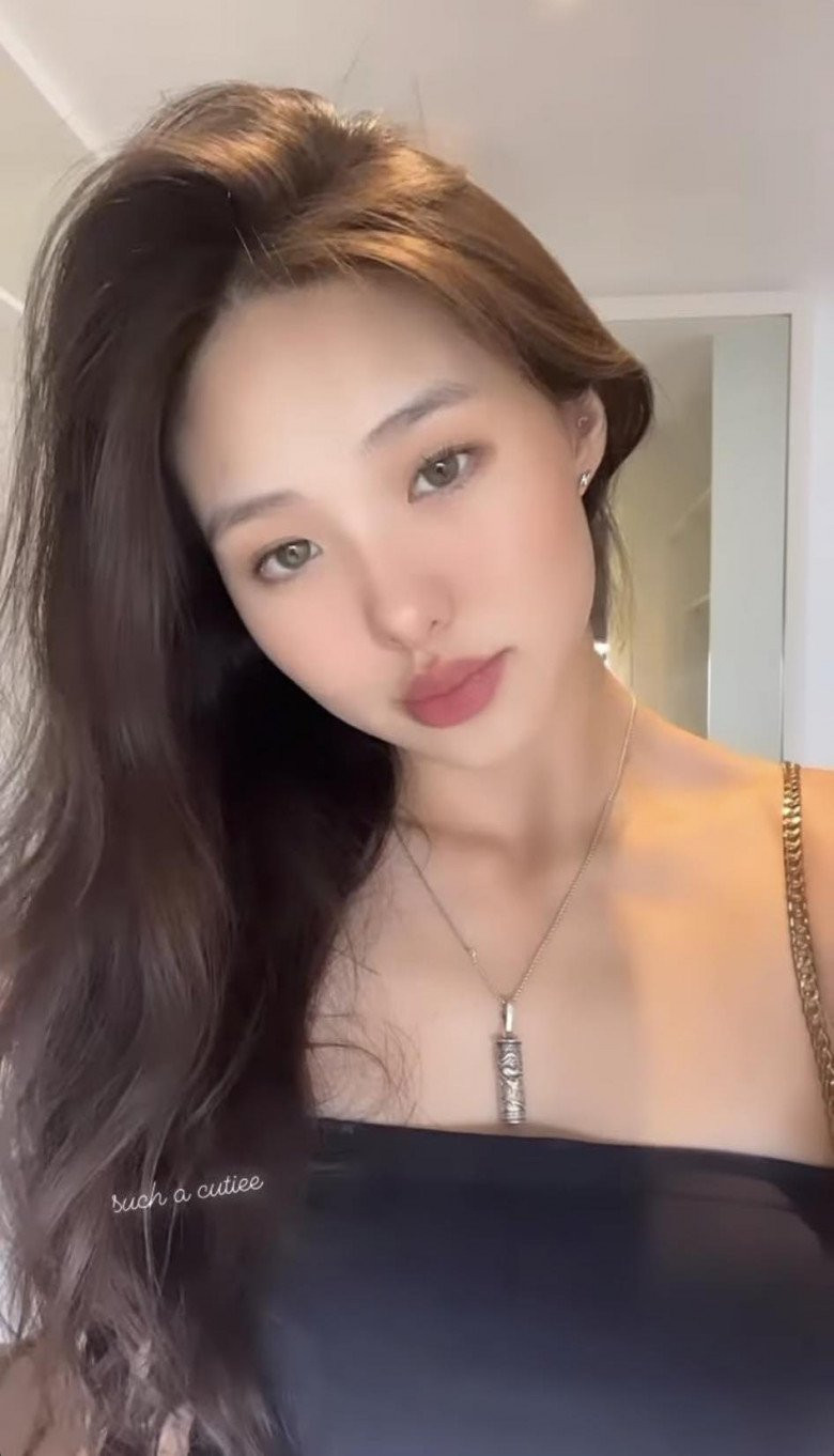 Có mẹ là người nổi tiếng, Huệ Anh cũng chứng tỏ bản thân rất biết cập nhật với các style trưởng thành.