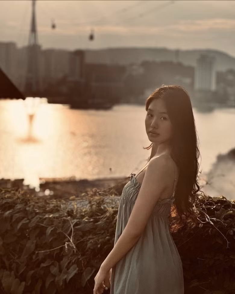 Các thiết kế thời trang cực khó như 2 dây hay áo quây thường xuyên là item yêu thích của "tiểu thư" gen Z.