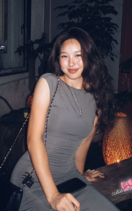 Cựu hoa khôi bóng chuyền từng hé lộ con gái tham gia tất cả các môn thể thao như chạy, bơi, aerobic, cầu lông, bóng rổ, múa... Con từng đạt giải Nhất Aerobic, giải Nhì bơi và giải Ba chạy ở trường và từng thi cấp quận.