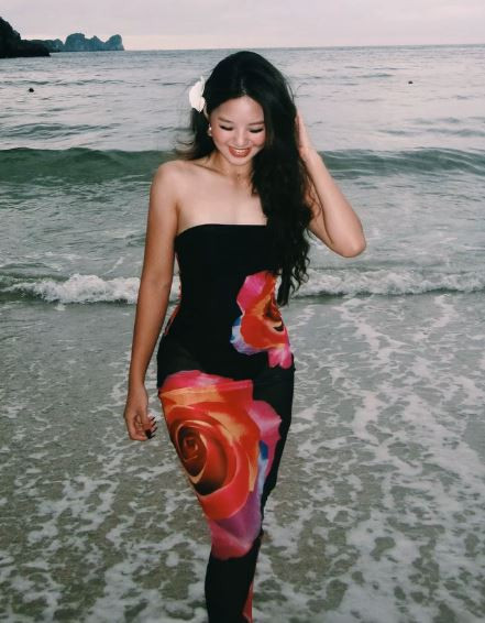 Huệ Anh sinh năm 2008 hiện đang học tại một trường cấp 3 tại Hà Nội. Con gái của hoa khôi bóng chuyền Kim Huệ được nhiều người nhận xét thừa hưởng chiều cao cũng như nhan sắc nổi bật từ mẹ.